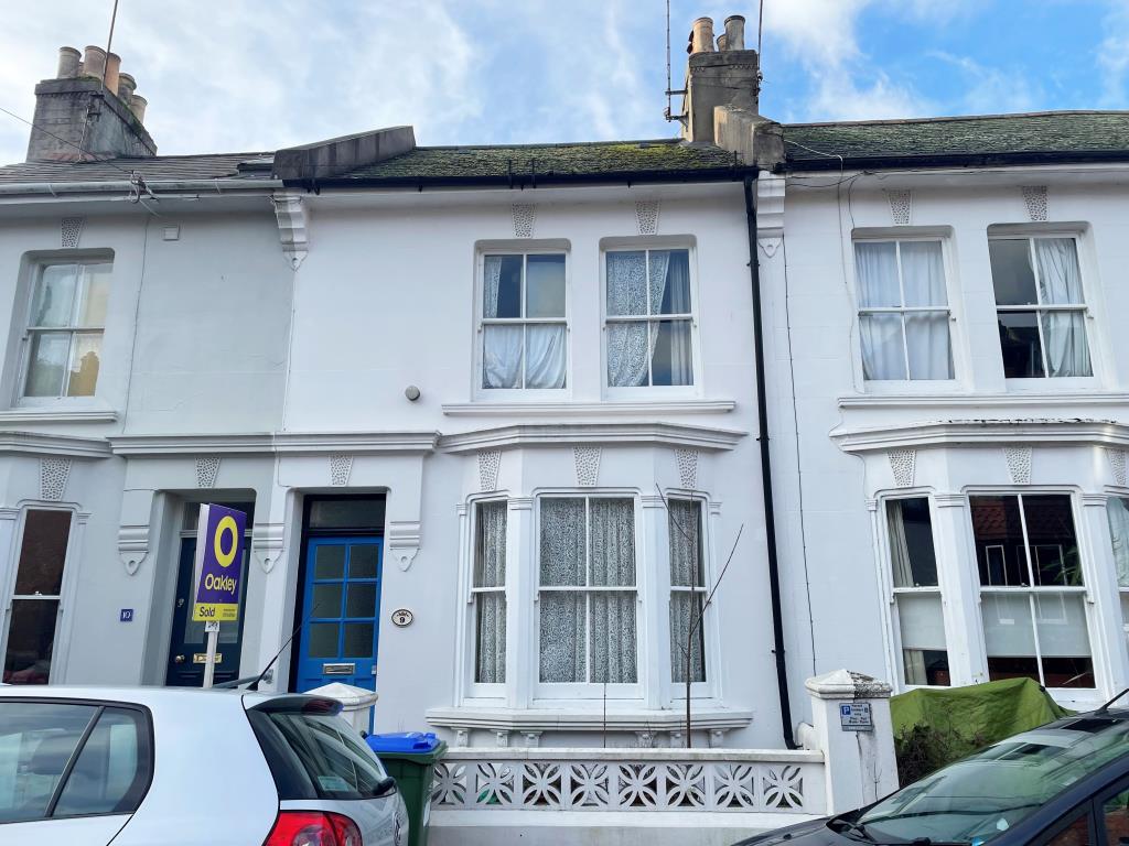 Lot: 88 - TERRACED HOUSE IN NEED OF UPDATING - View of front east facing elevation